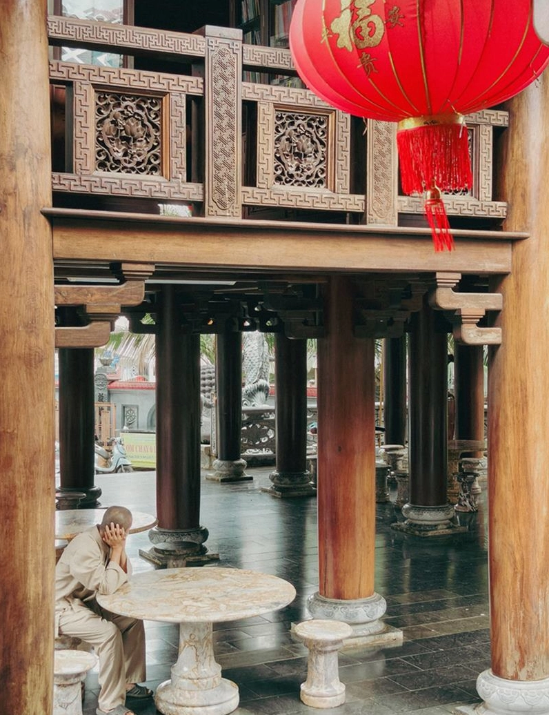 Nét đẹp giao thoa giữa kiến trúc nhà rường Huế và nhà sàn Tây Nguyên tại khuôn viên nhà chùa