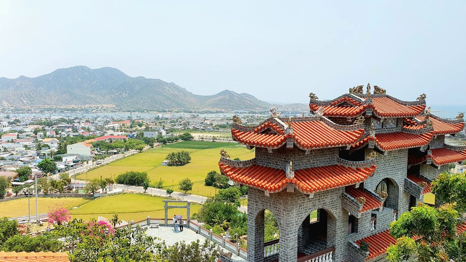 Nét đẹp kiến trúc cổ kính chạm trổ tinh xảo tại Trùng Sơn Cổ Tự