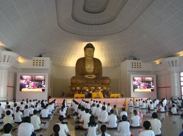 Nét đẹp kiến trúc cổ kính đan xen sự uy nghi của các bức tượng Phật tại chốn thiền môn