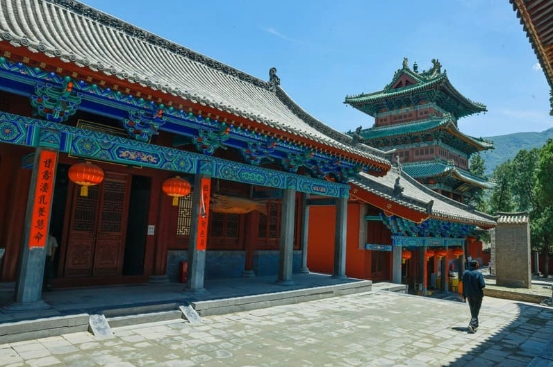 Nét đẹp kiến trúc cổ kính với mái ngói cong vút đặc trưng của tự viện