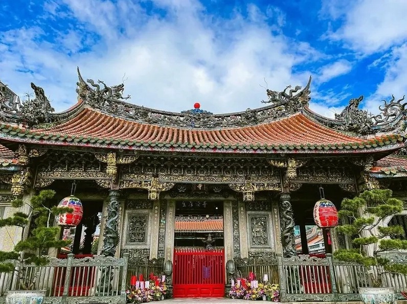 Nét đẹp kiến trúc cổ kính với mái ngói đao cong vút vươn lên bầu trời xanh thẳm