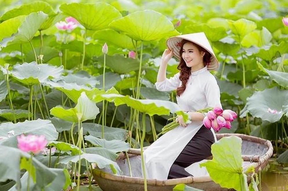 Nét đẹp kiêu sa của thiếu nữ diện áo dài tạo dáng chuyên nghiệp bên đóa sen hồng