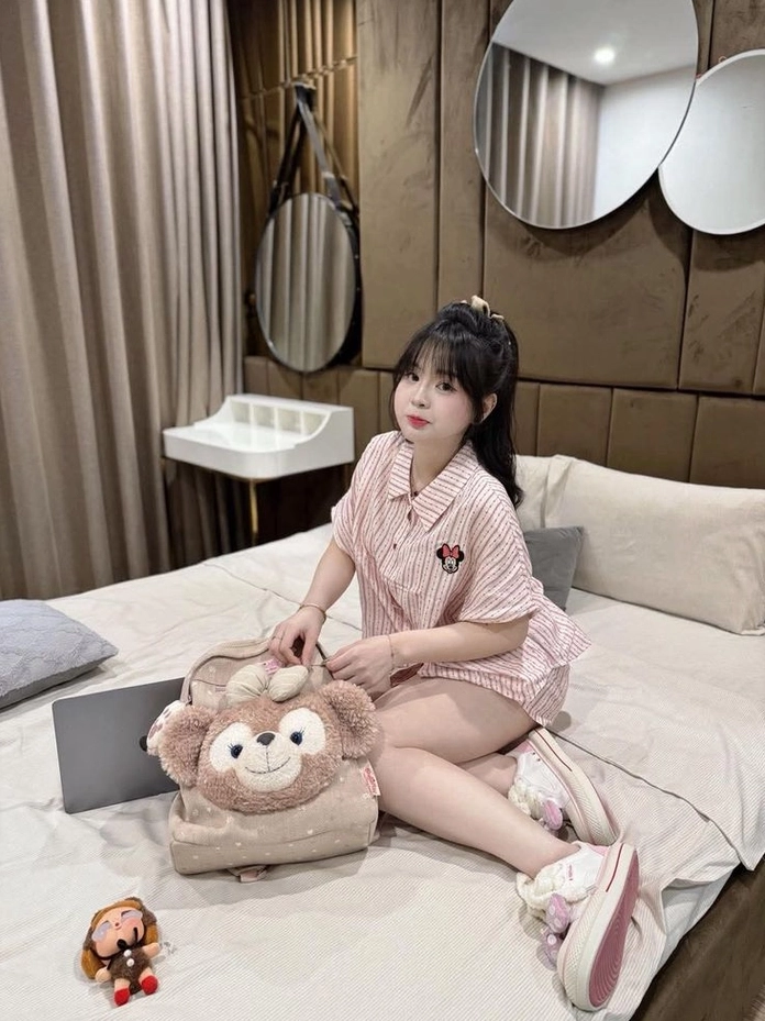 Nét đẹp lôi cuốn một cách vô cùng tự nhiên của cô nàng trong bộ váy ngủ êm ái