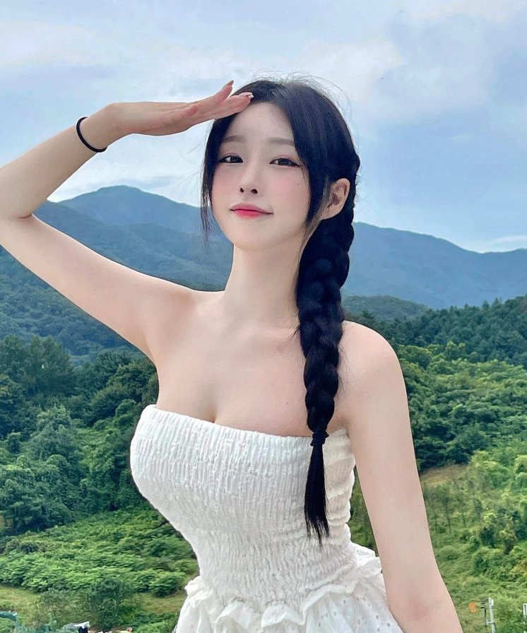Nét đẹp thanh tú của cô gái Hàn Quốc với phong cách thời trang sành điệu