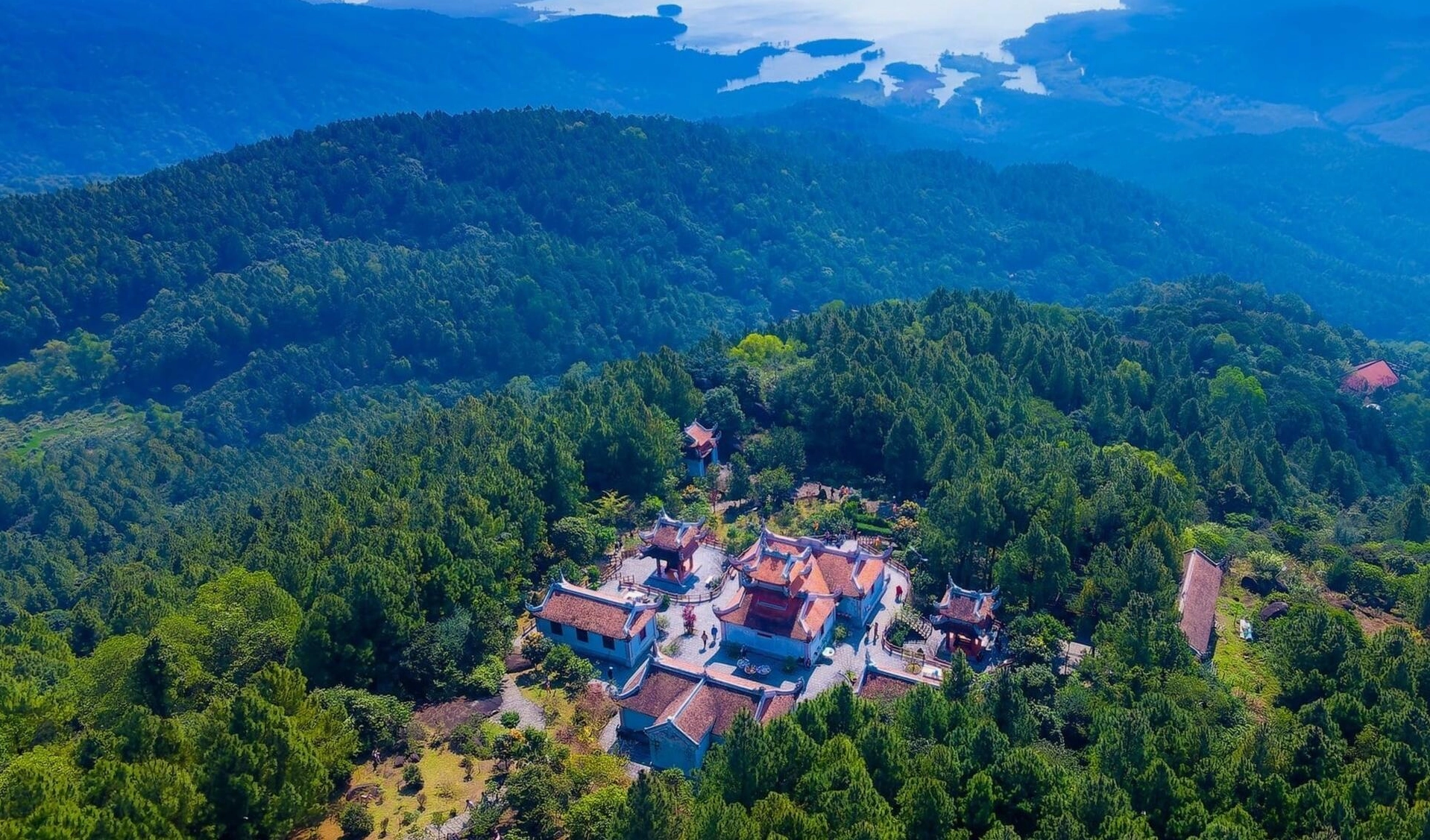 Nét đẹp trầm mặc cổ kính của kiến trúc chùa Hương Tích