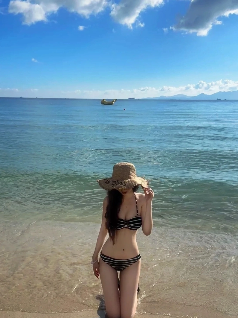Nét năng động và tươi trẻ của mỹ nữ khi diện bikini dạo bước trên bãi cát trắng