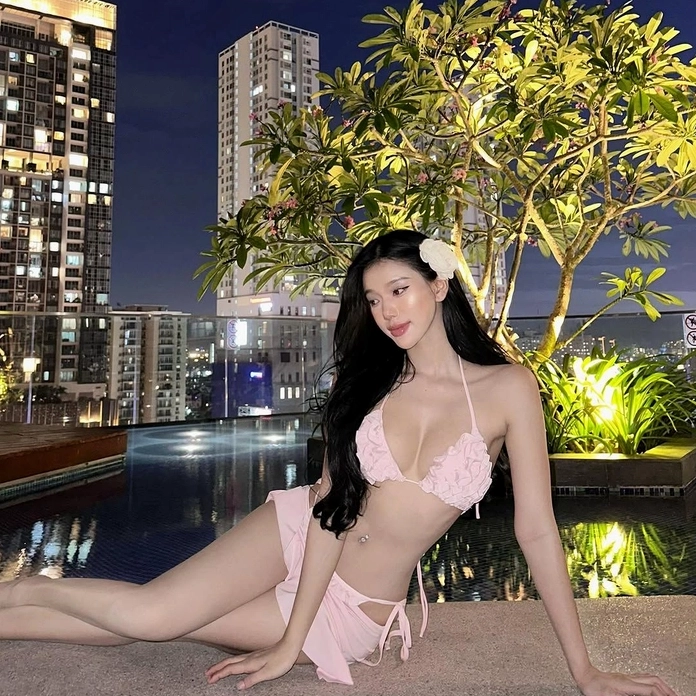 Nét quyến rũ khó cưỡng của hot girl khi diện bikini siêu nhỏ bên hồ bơi
