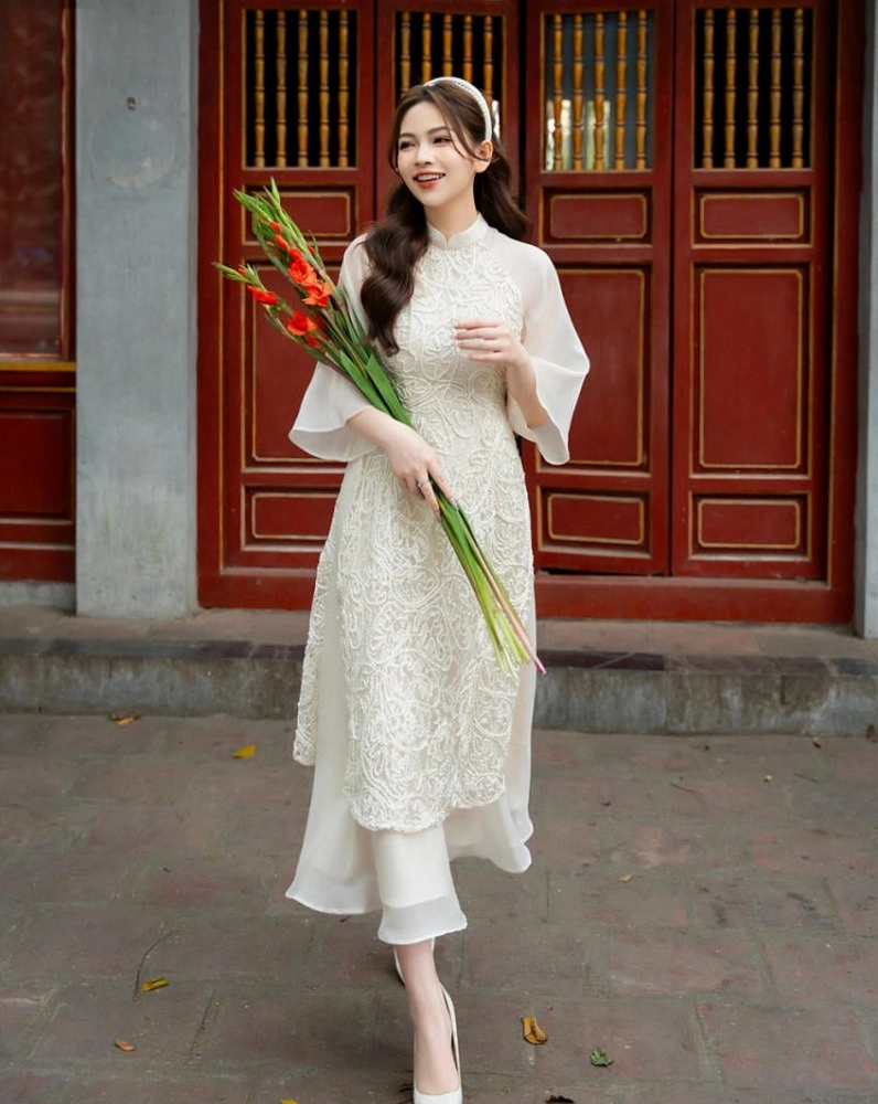 Nét thanh lịch và trang trọng toát lên từ cô gái diện áo dài trắng thướt tha