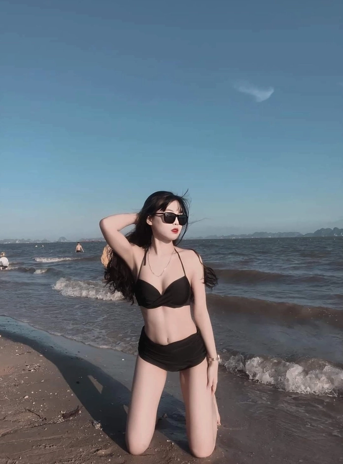 Nét trẻ trung tinh nghịch của thiếu nữ Việt trong trang phục bikini dạo biển