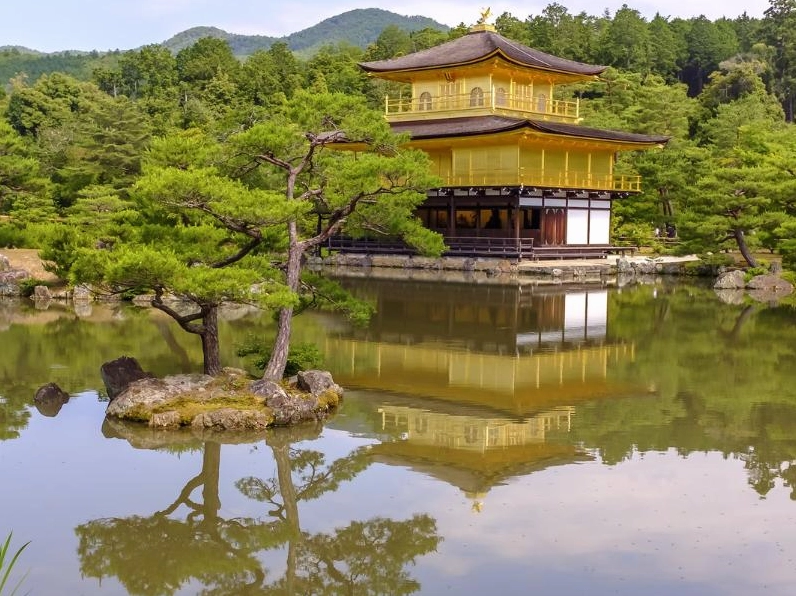 Ngôi chùa Vàng Kinkakuji lộng lẫy uy nghiêm nằm gần khu vực thiền tự Ryoanji