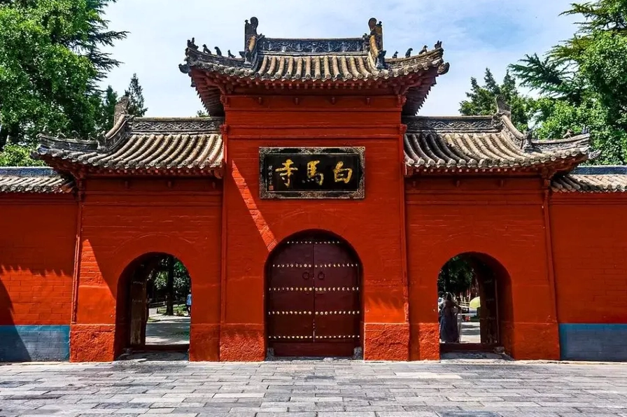 Ngôi cổ tự uy nghi và thanh tịnh nằm ẩn mình trong không gian xanh mát