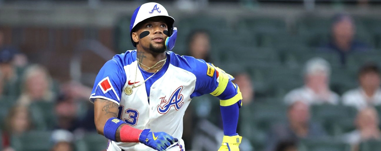 Ngôi sao Ronald Acuña Jr bộc lộ cảm xúc mãnh liệt sau cú vung gậy thành công trong trận đối đầu với đội Pittsburgh Pirates