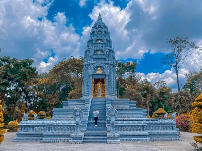 Ngôi tháp rực rỡ sắc màu tại khuôn viên Chùa Phật Nằm