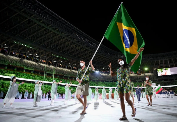 Người cầm cờ Bruno Mossa Rezende tự hào dẫn đầu đoàn thể thao Brazil bước ra lễ khai mạc Olympic