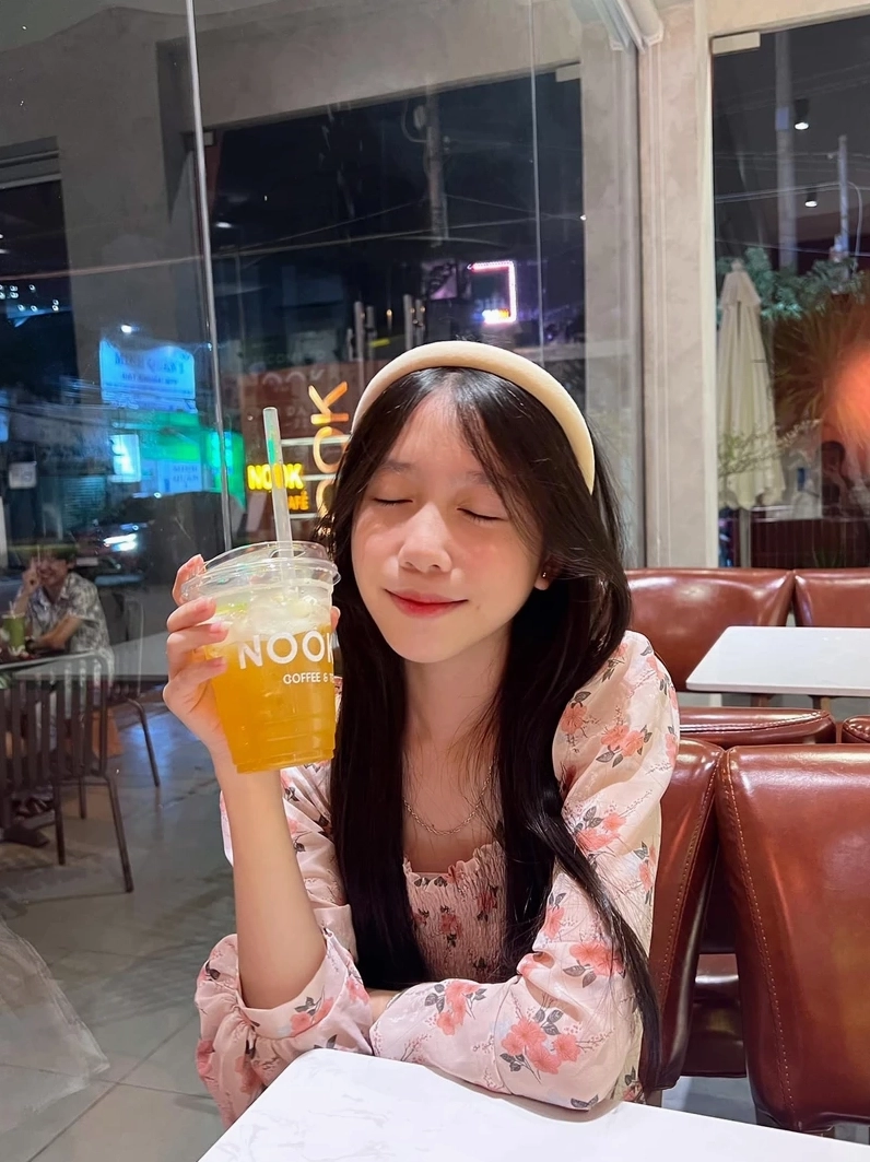 Người đẹp 9x diện trang phục thời trang sang trọng và hiện đại