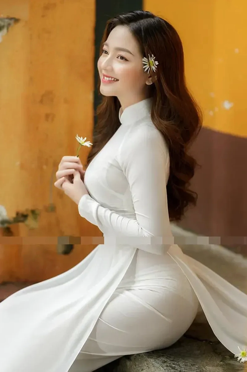 Người đẹp diện áo dài ôm sát cơ thể khoe trọn đường cong quyến rũ và cực kỳ gợi cảm