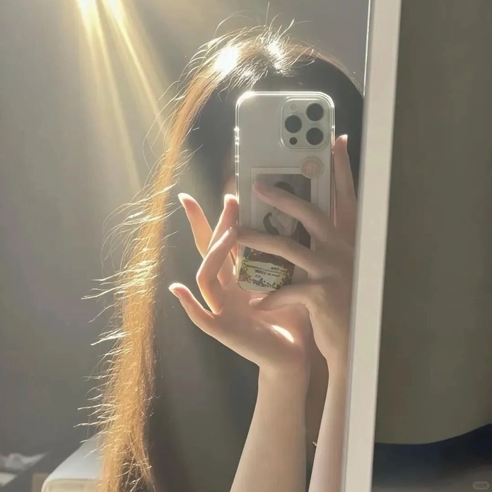 Người đẹp khoe dáng qua bức ảnh selfie bằng điện thoại giấu mặt