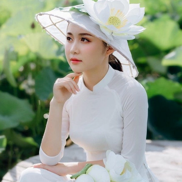 Người đẹp khoe dáng quyến rũ với chiếc áo dài mỏng kết hợp cùng phụ kiện nhẹ nhàng