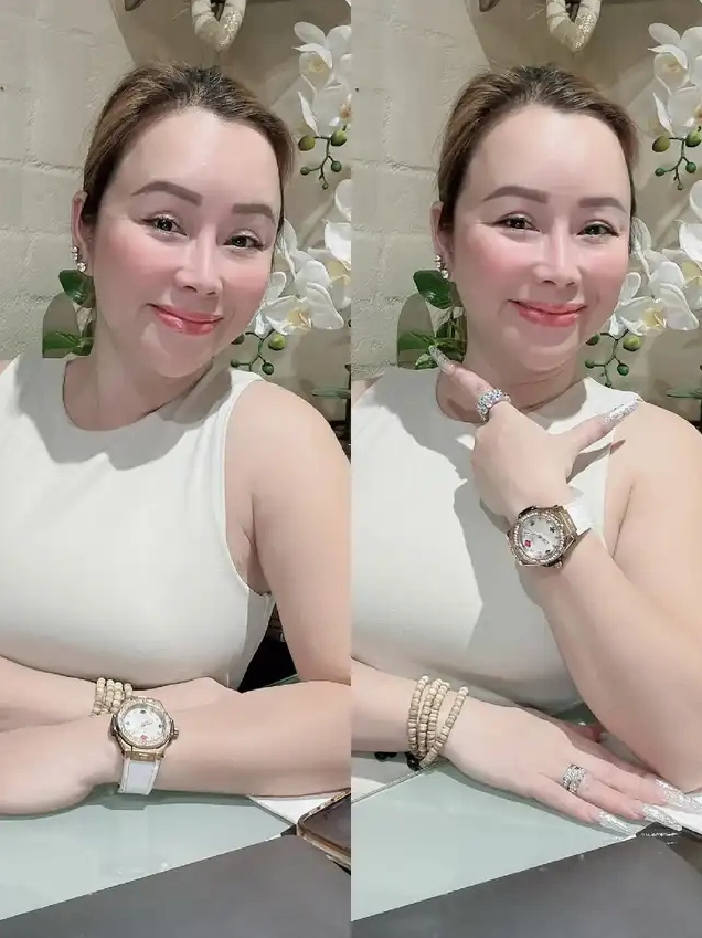 Người đẹp mặc áo trắng tinh khôi nở nụ cười tươi tắn bên cạnh những cành hoa lan