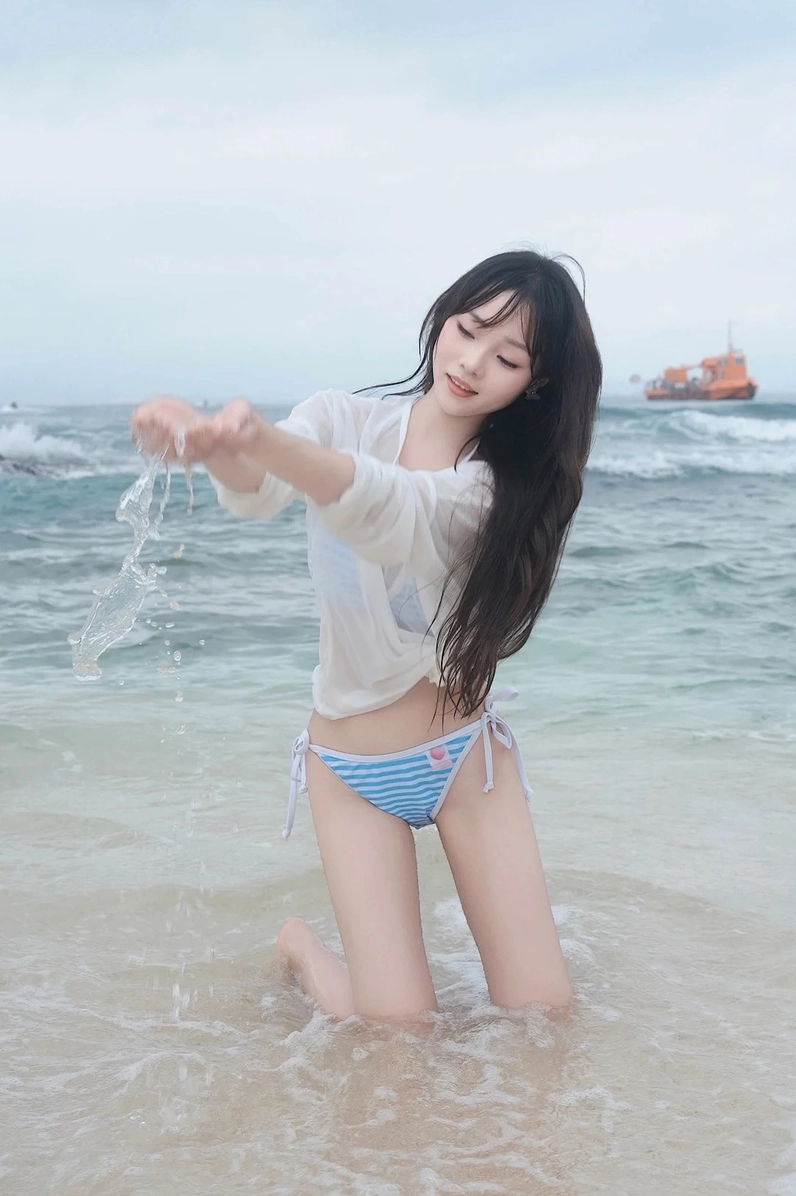 Người đẹp mặc bikini đi biển cuốn hút với góc chụp khéo léo giấu mặt