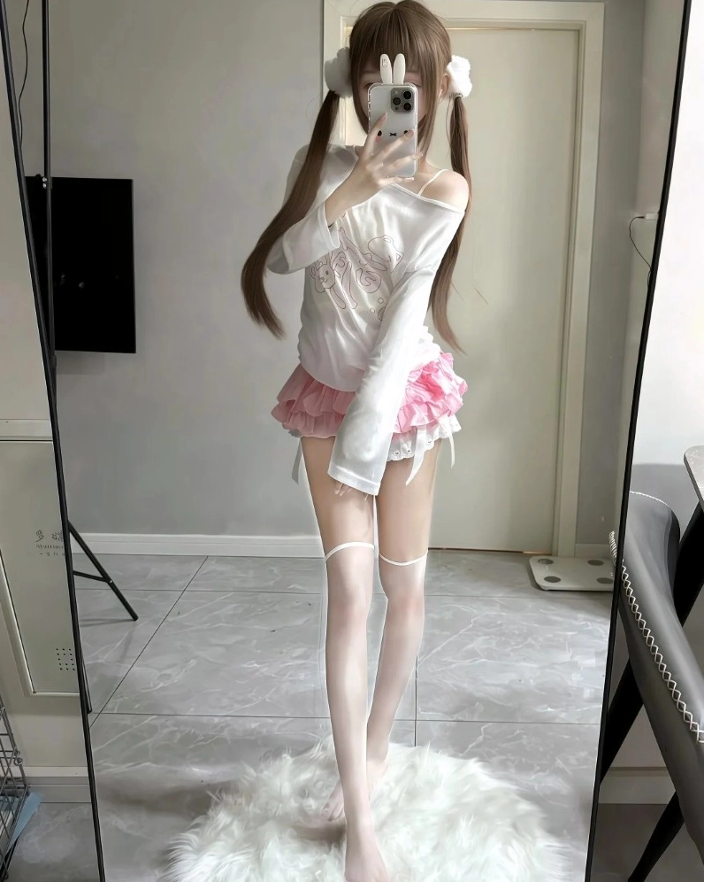 Người đẹp mặc chiếc váy ôm body màu trắng tinh khôi tạo dáng ngoài hành lang