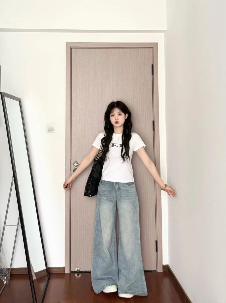 Người đẹp mặc quần jean nổi bật với phong cách tự tin cuốn hút
