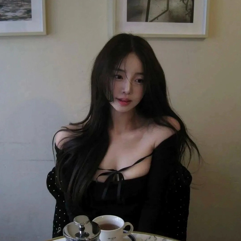 Người đẹp mũm mĩm khoe vẻ gợi cảm đẫy đà trong trang phục trễ nải