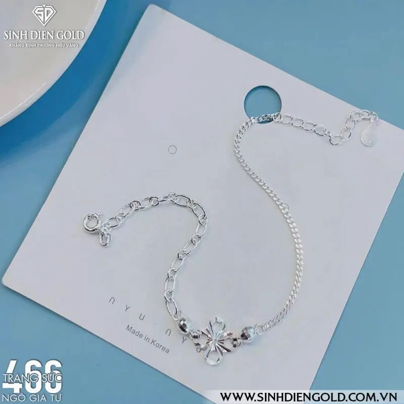 Người đẹp ôm bó hoa héo úa với khuôn mặt thất thần gợi nhiều cảm xúc