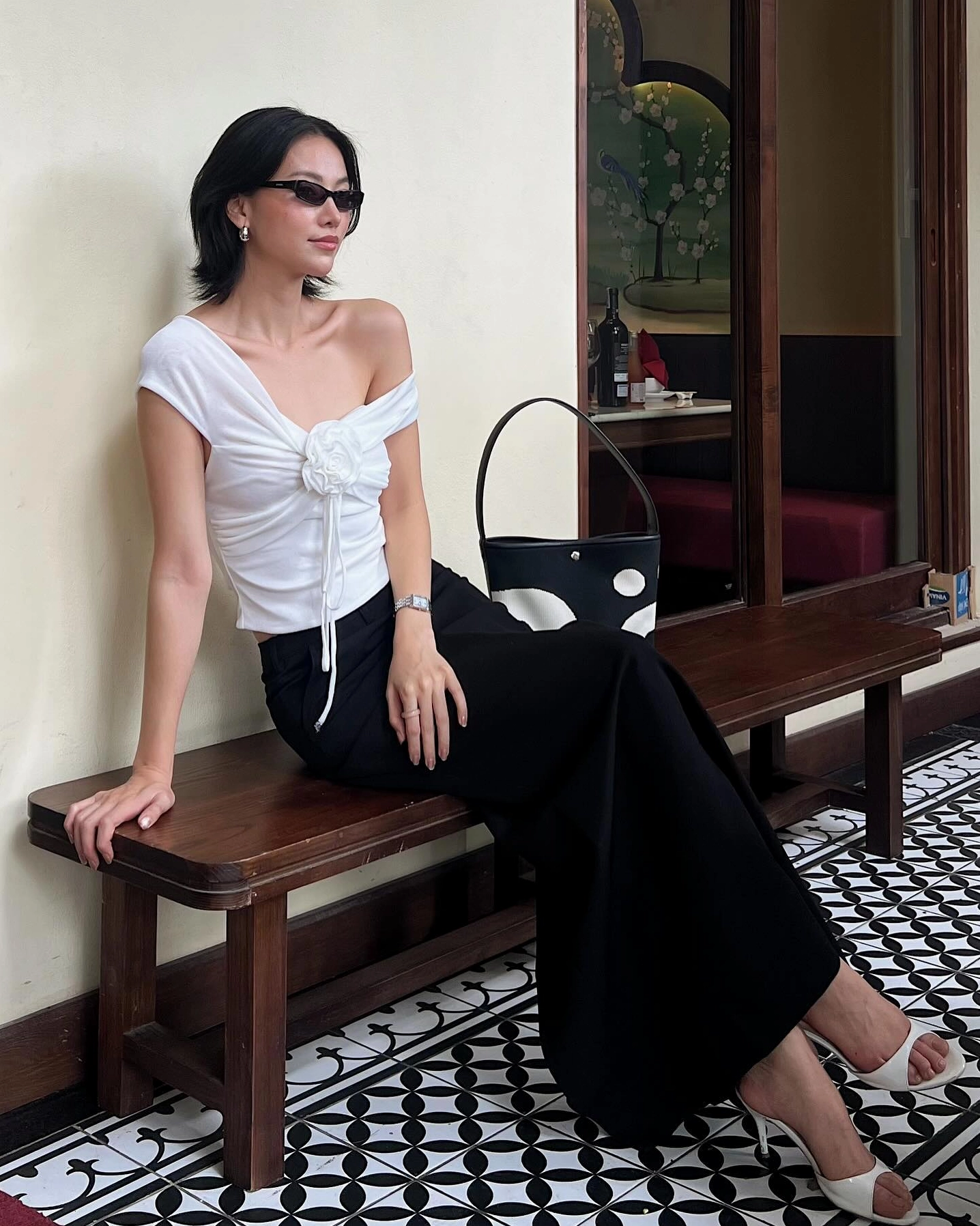 Người đẹp thả dáng quyến rũ trong bộ váy dài ôm sát cơ thể