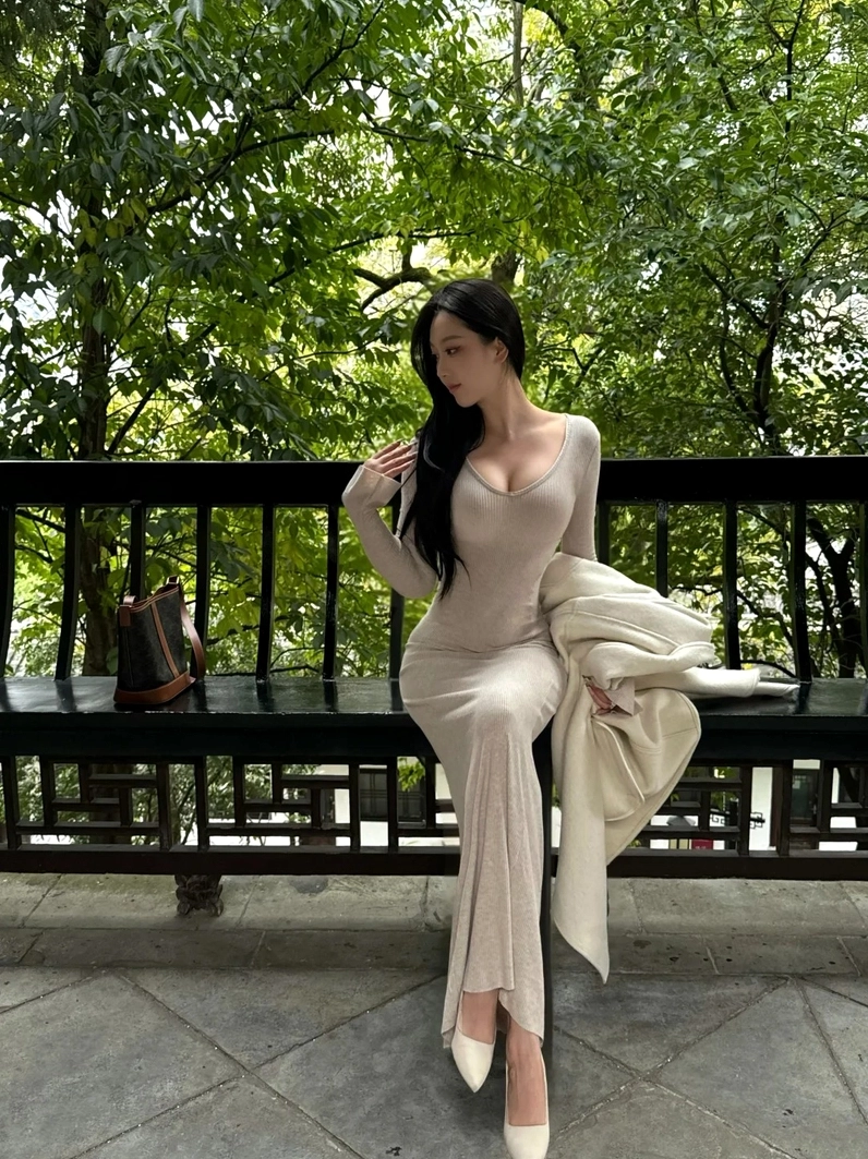 Người đẹp thả dáng quyến rũ trong chiếc đầm bó sát khoe trọn đường cong nóng bỏng