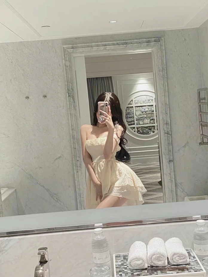 Người đẹp thả dáng trên phố với set đồ váy ngắn mang đậm phong cách thời trang hiện đại