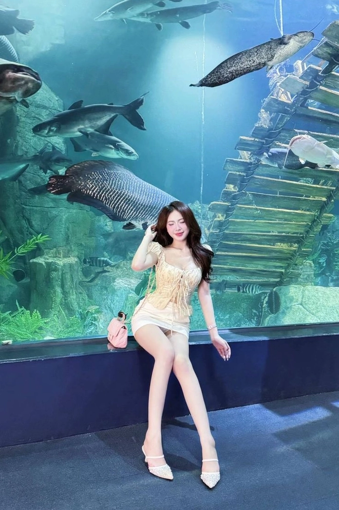 Người đẹp Tiktok nổi bật trên phố với chiếc váy ngắn thời thượng
