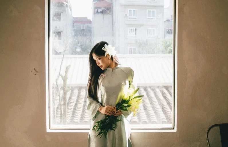 Người mẫu nữ khoe vẻ đẹp thanh thoát tự nhiên trước ống kính máy ảnh