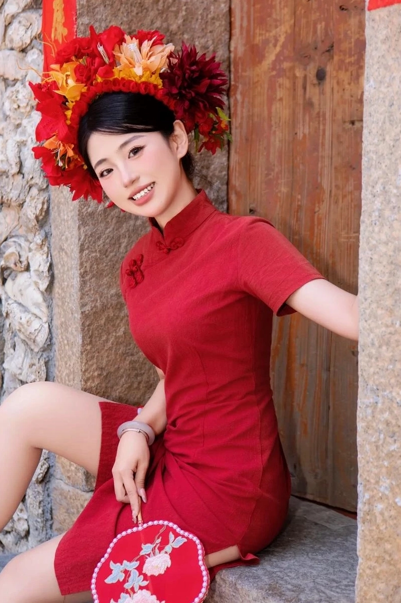 Người mẫu nữ mặc sườn xám tôn dáng chuẩn phong cách thời trang Á Đông quyến rũ