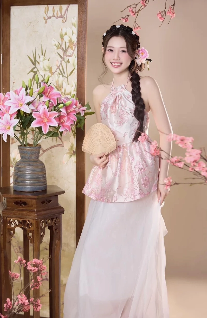 Nhan sắc cuốn hút và phong cách thời trang sành điệu của nữ sinh hiện đại