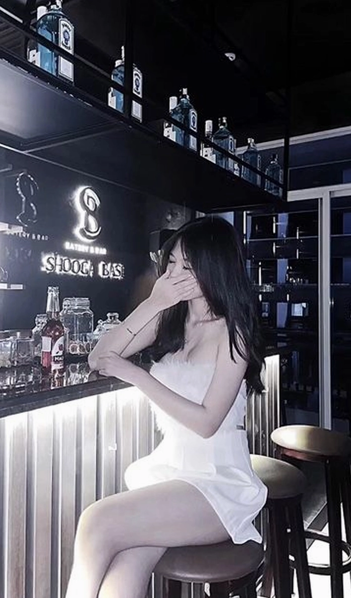 Nhan sắc rực rỡ nổi bật của người đẹp da trắng khi diện váy ngắn