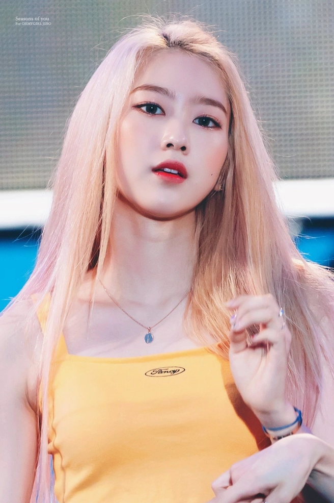 Nhan sắc thăng hạng vù vù của idol khi để tóc vàng