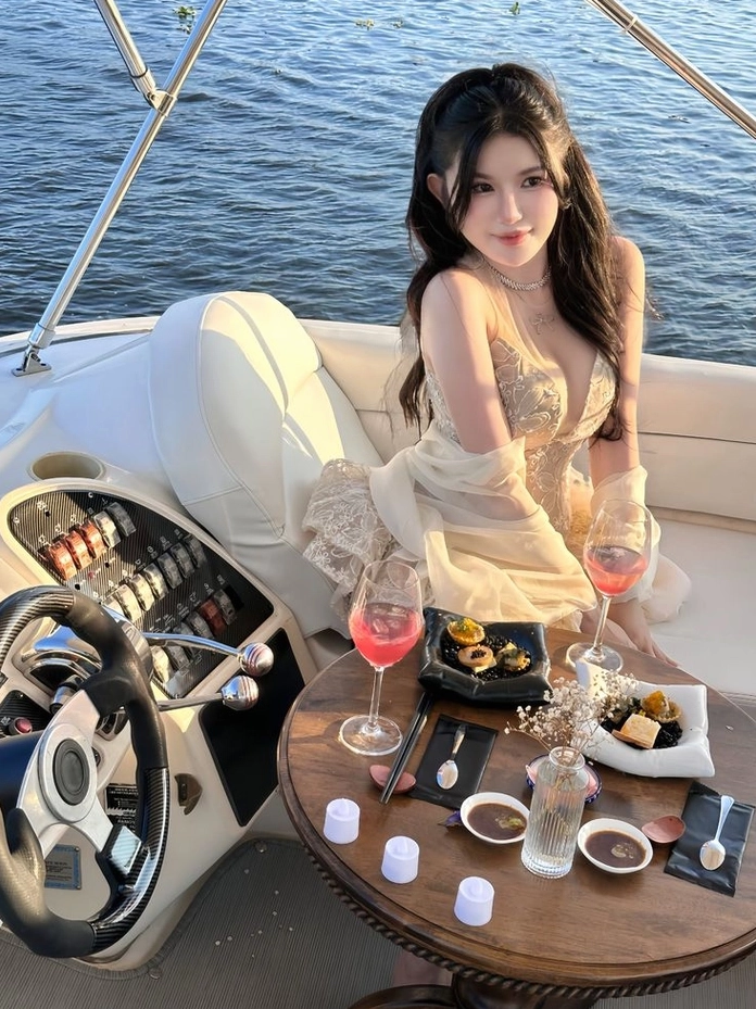 Nhan sắc tự nhiên trong veo của thiếu nữ sinh năm 2005