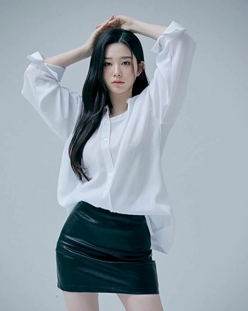 Nhan sắc vạn người mê của hot girl Hàn Quốc trong bộ váy ngắn xếp ly quyến rũ