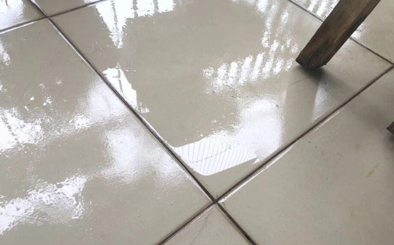 Nhiệt độ của nền nhà thấp hơn so với bên ngoài gây ra hiện tượng nồm