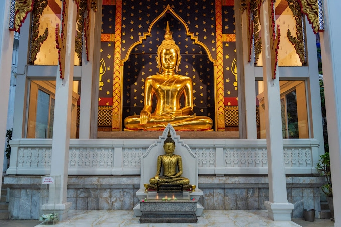 Những bậc thang dẫn lên đỉnh tháp rợp bóng cây xanh tại Chùa Wat Saket