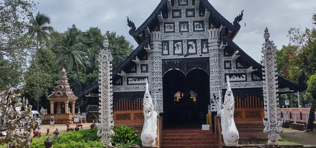 Những bức tượng linh thú Nagas được chạm khắc bằng gỗ tinh xảo trước lối vào chùa