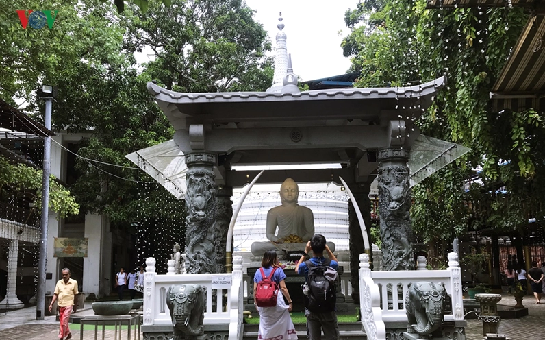 Những bức tượng Phật được điêu khắc tinh xảo dọc theo các lối đi trong khuôn viên