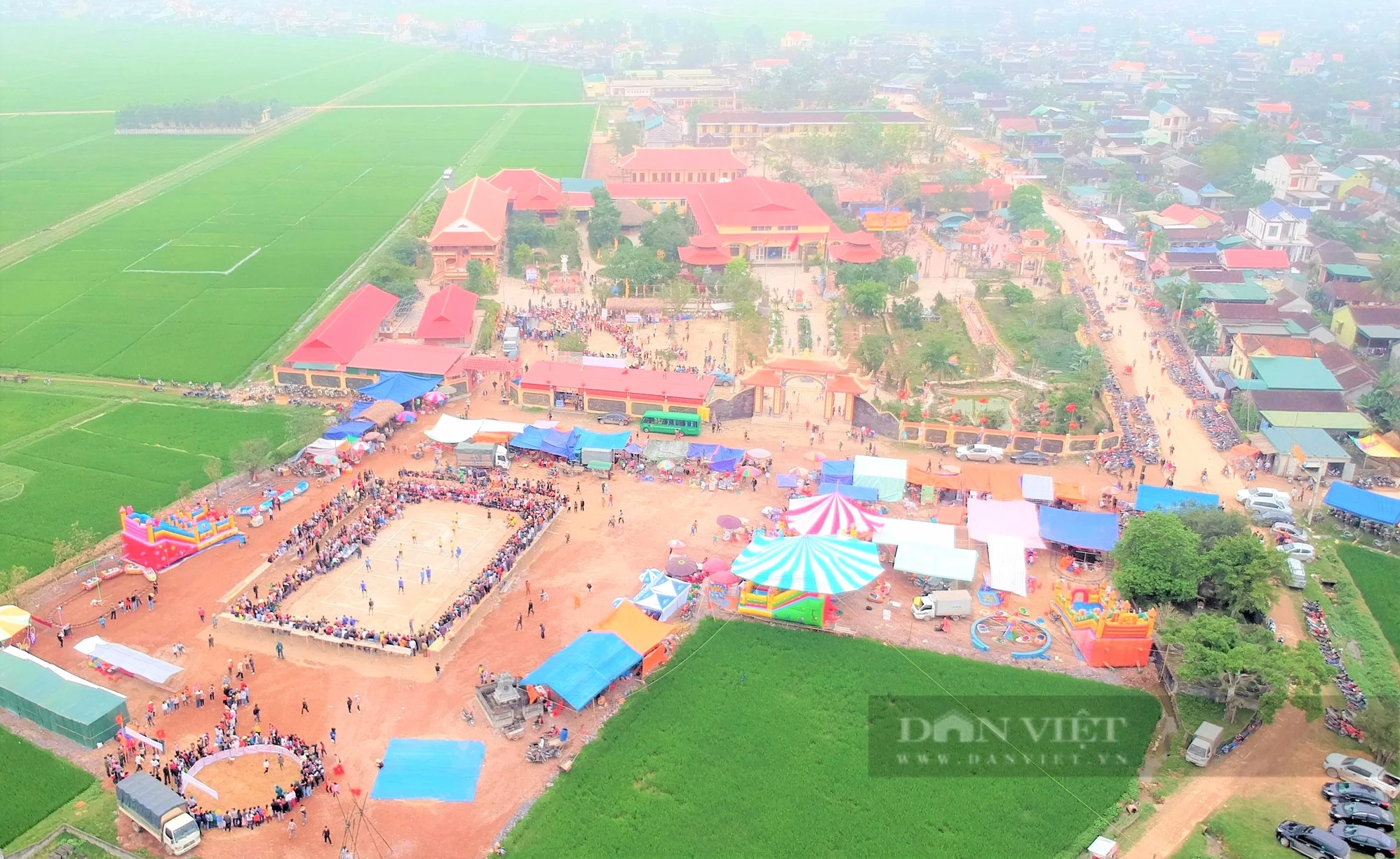 Những chi tiết chạm khắc tinh xảo mang đậm phong cách kiến trúc đền chùa truyền thống