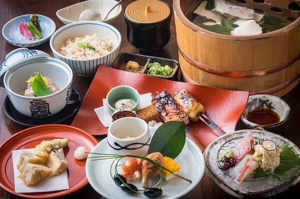 Những món ăn chay thanh đạm được chuẩn bị tỉ mỉ tinh tế