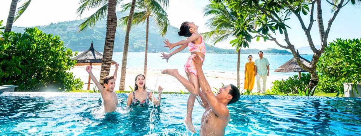 Những nén nhang vòng truyền thống được thắp sáng rực rỡ tại không gian tự viện