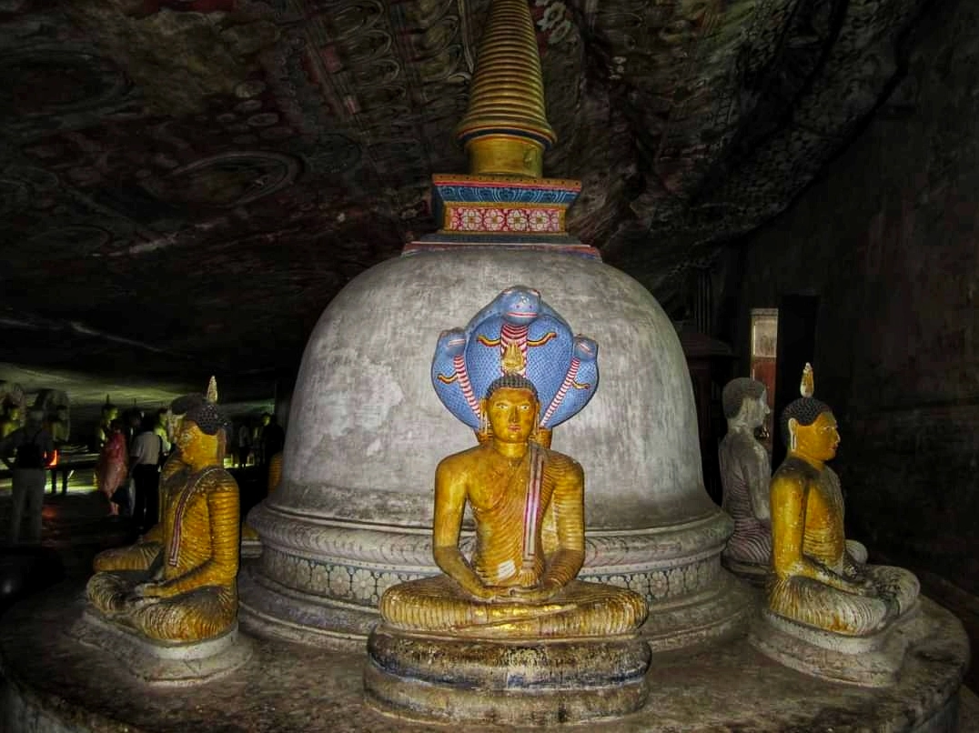 Những ngôi đền trong hệ thống hang động Dambulla đã tồn tại hơn 2.000 năm