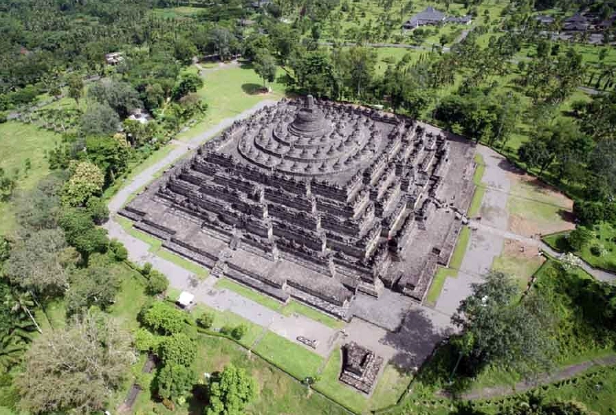Những tháp chuông đá độc đáo tại tầng cao nhất của Đền Borobudur