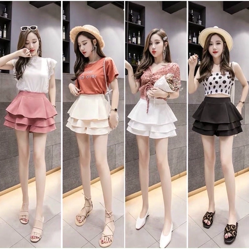 Nổi bật giữa đám đông với chân váy xếp ly màu sắc tươi sáng, rực rỡ