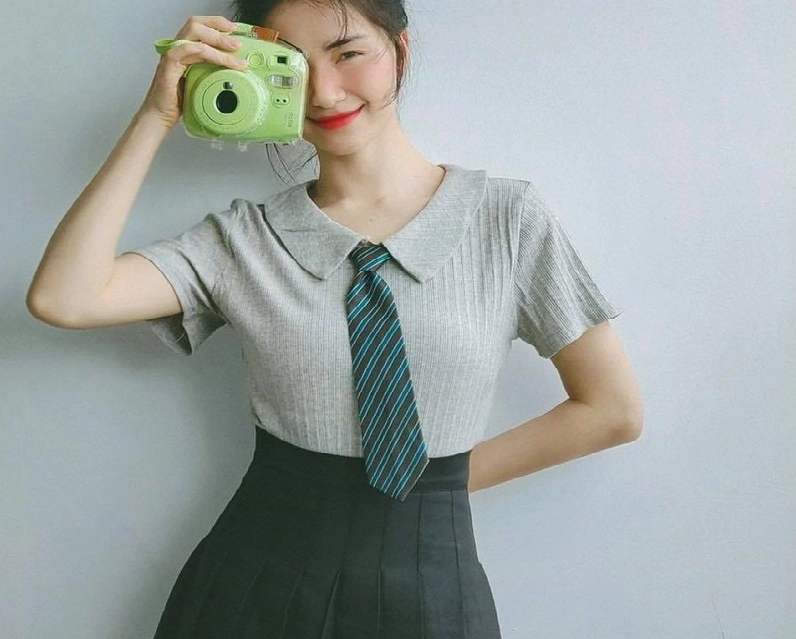 Nữ ca sĩ Hòa Minzy trẻ trung hack tuổi bất ngờ khi diện trang phục váy xếp ly nhí nhảnh